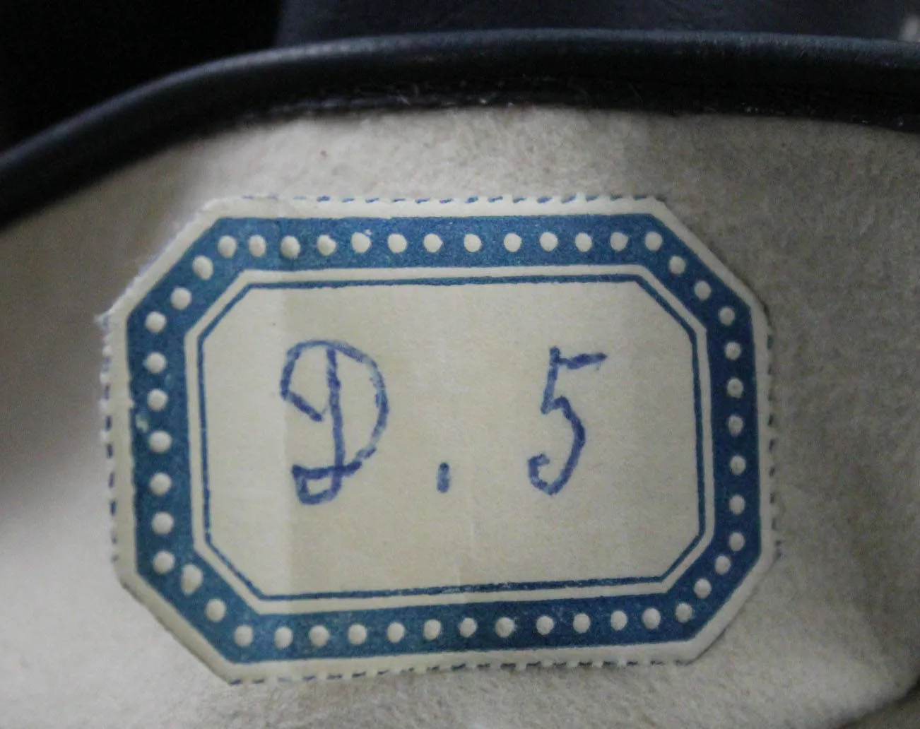 Navy Leather Gloves with Pick Stitching - Size 5 1/2 Sophisticated Wrist Length Pair 1950s Kid Gloves - White & Dark Blue - Mint Condition